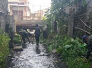 Satgas Sektor 21-13 Cimsel Angkat 65 Kg Sampah di Aliran Sungai Cibogo