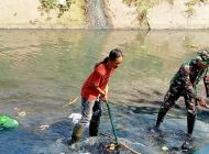 Satgas Sektor 21-04  Karya Bhakti Bersihkan Sampah di Sungai  Cikapundung