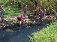Satgas Sektor 21- 01 Karya Bakti Bersihkan Bantaran dan Aliran Sungai Cibodas