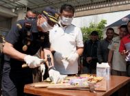 Pemkot Bandung dan Bea Cukai Musnahkan Jutaan Batang Rokok dan Miras