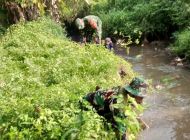 Sektor 21-07 Margaasih Bersihkan Sampah di Anak Sungai Curug Ciasem