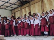 EIGER Kirimkan Tas untuk Siswa Sekolah Terpencil di Puncak Pegunungan Jawa Barat