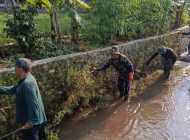 Dukung Kelestarian Sungai Cimande, Satgas Sektor 21-01 Angkut Puluhan Kilogram Sampah