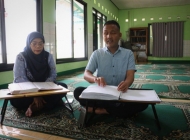 Meraba Huruf, Membaca Kalam Ilahi: Perjuangan Fajar Belajar Al-Qur'an Braille di Wyata Guna