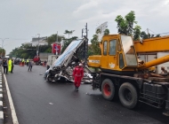 Hujan dan Angin Kencang Robohkan Reklame, Damkar Bergerak Cepat